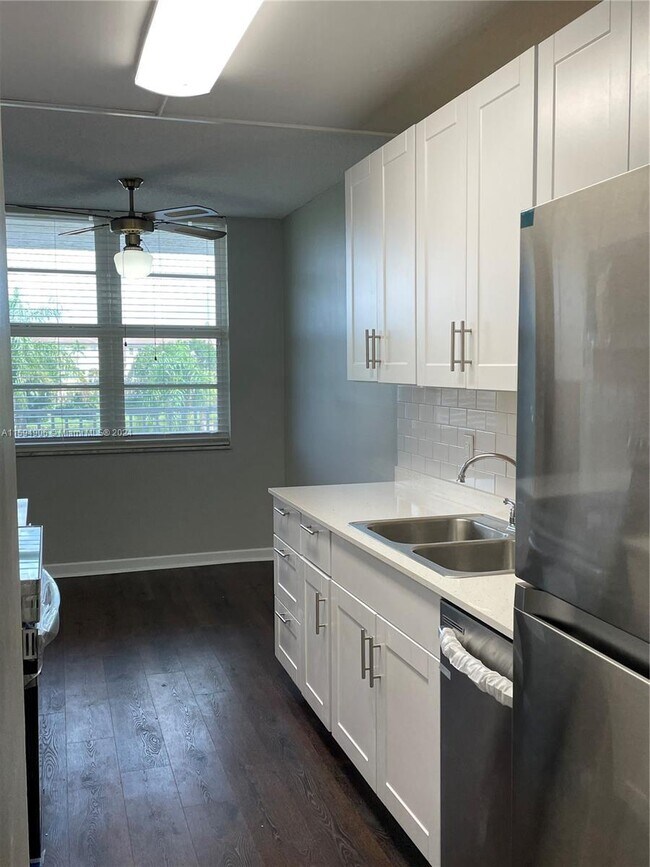 Building Photo - 250 Jacaranda Dr