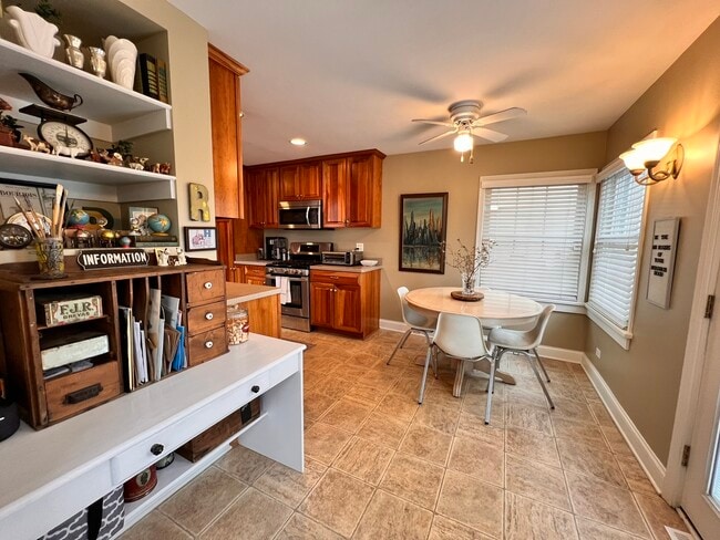 Building Photo - 1N261 Stacy Ct