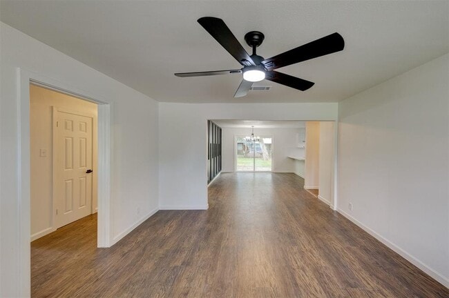 Building Photo - 2112 Walnut Ln