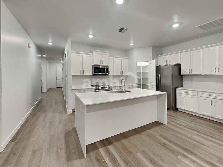 Building Photo - 2120 W Alicia Dr