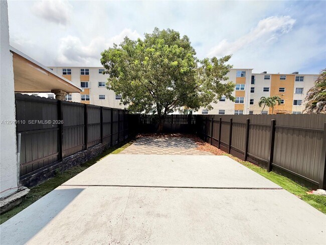Building Photo - 671 W 80th St