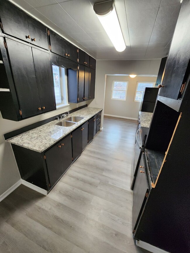 Building Photo - Spacious 3-Bedroom, 1-Bathroom Home AVAILABLE NOW!!