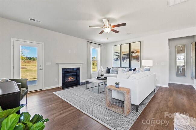 Building Photo - Captivating Family Home | 4 BR/3BA | 2 Car Garage | Backyard