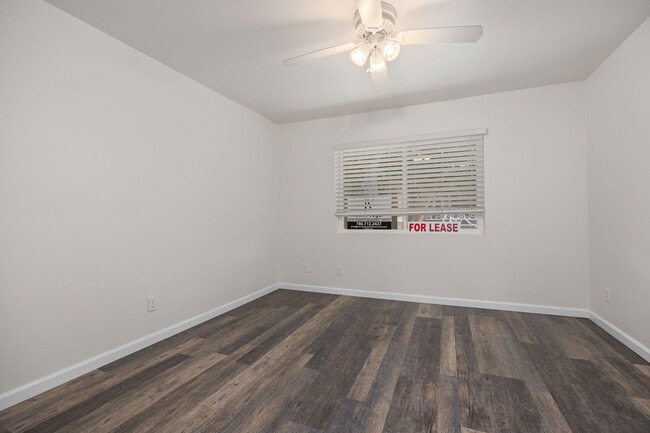 Building Photo - 7505 Charmant Dr