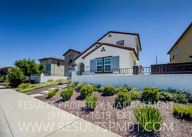Building Photo - Newer Upgraded 3 Bed 2.5 Beautiful Home
