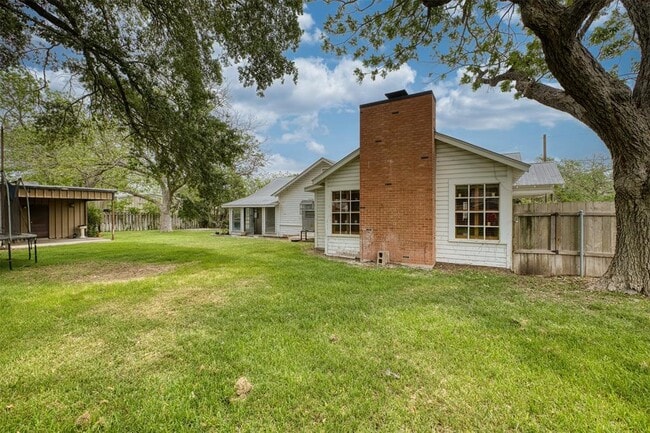 Building Photo - 500 W Austin St