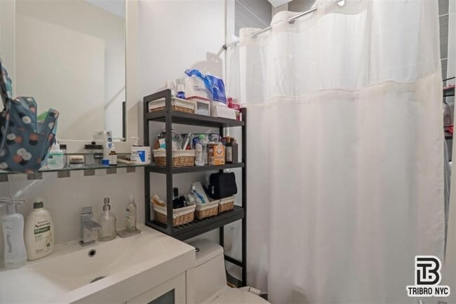 Building Photo - 3 bedroom in ASTORIA NY 11106