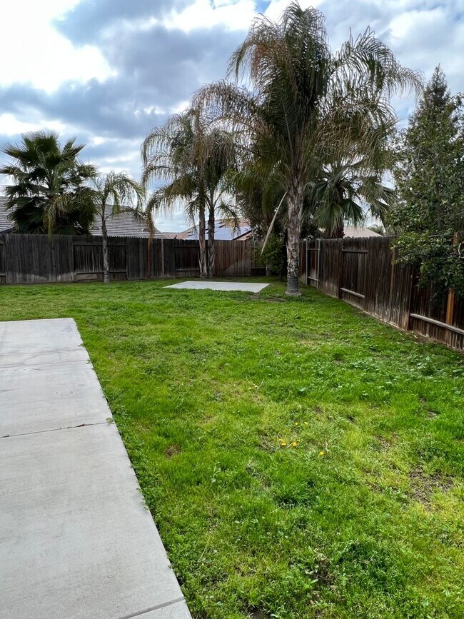 Building Photo - Spacious SW Bakersfield home!