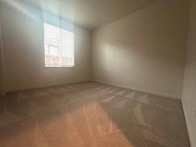 Building Photo - Reduced Price! Spacious 5 Bed, 3 Bath home...