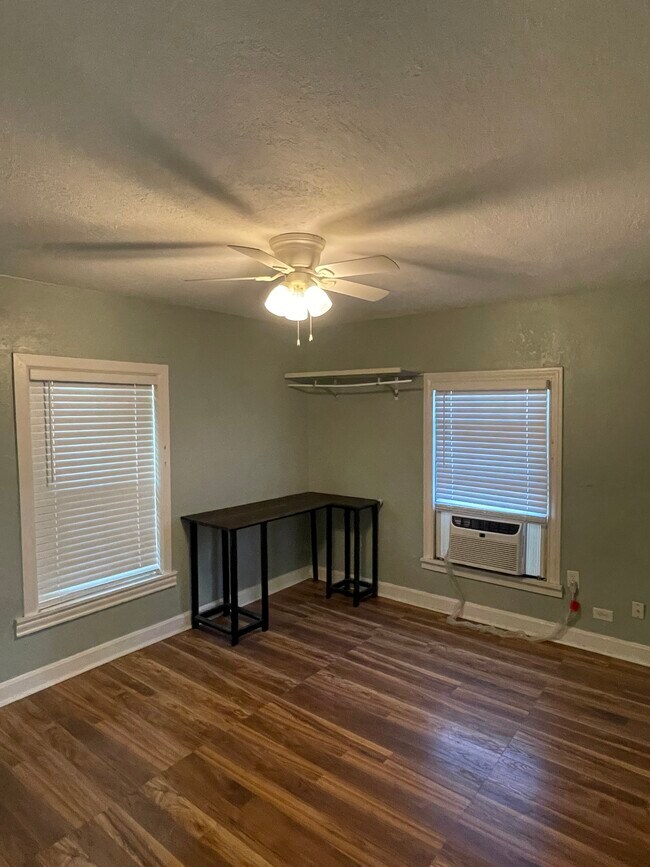 Building Photo - 6316 Victoria St