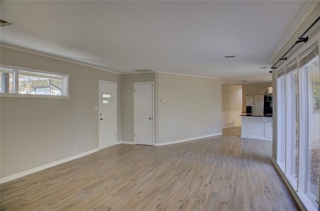 Building Photo - Beautiful Ranch-Style Rental in Marion Gar...