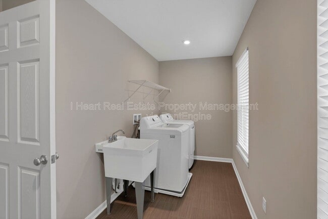 Building Photo - 7449 Sugarbark Dr