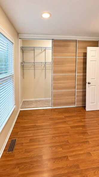 Building Photo - 306 Russet Way