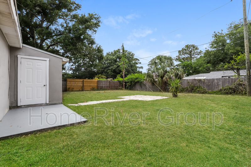 Building Photo - 1533 Canterbury Rd N