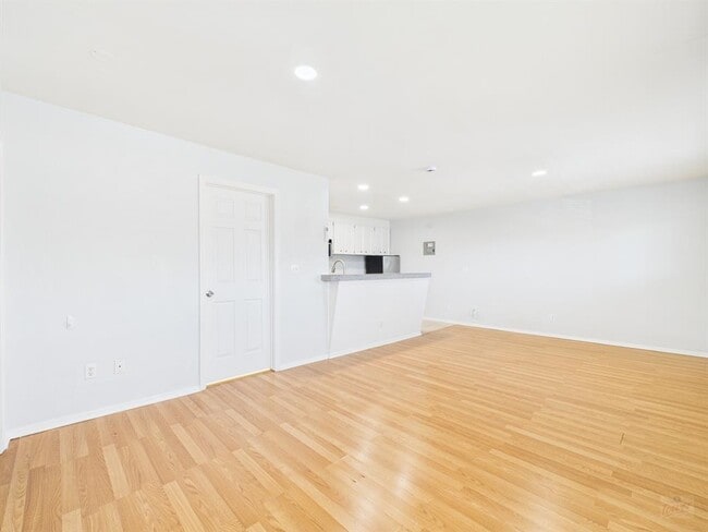 Building Photo - 304 E 33rd St