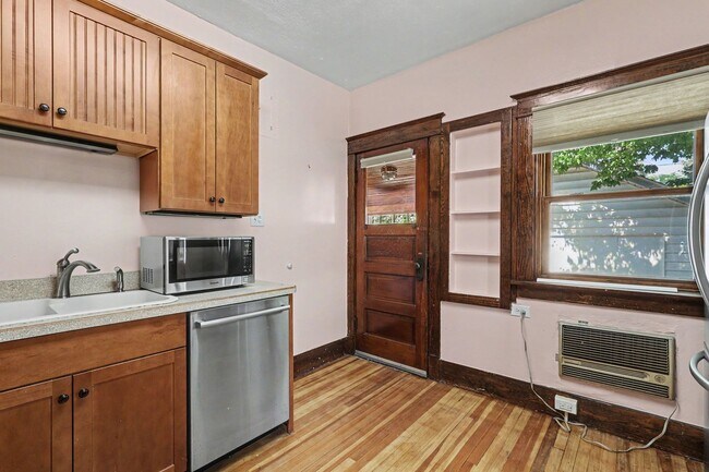 Building Photo - Charming University Neighborhood Home | 2 Bedrooms + Bonus Room