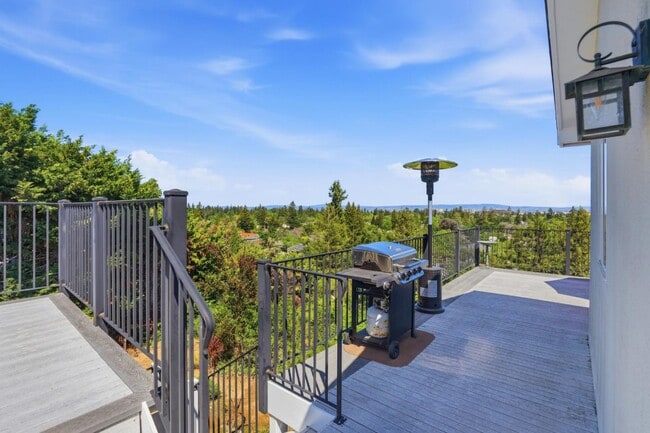 Building Photo - 531 Upland Rd