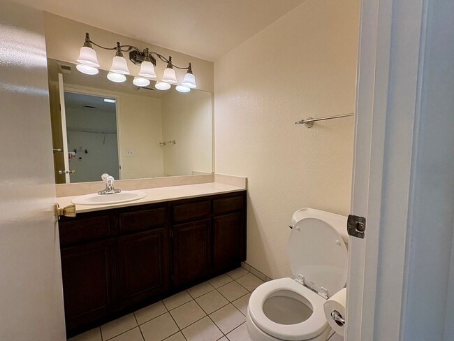 Building Photo - SOLAR POWERED 3 Bedroom 2 bath with large ...