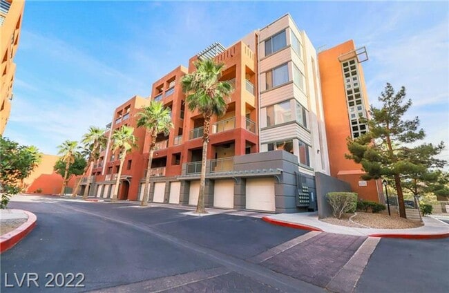 Building Photo - 2-Bedroom Corner Condo with Balcony & Amenities