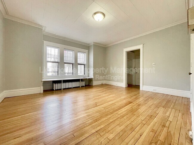 Building Photo - 231 Lyon St NE