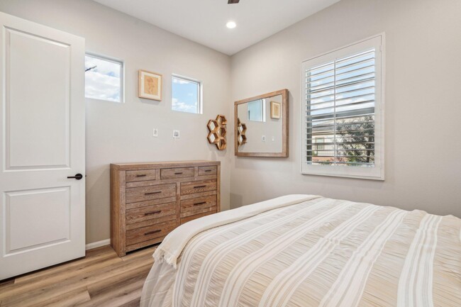 Building Photo - 51725 Pinnacle Vis Dr