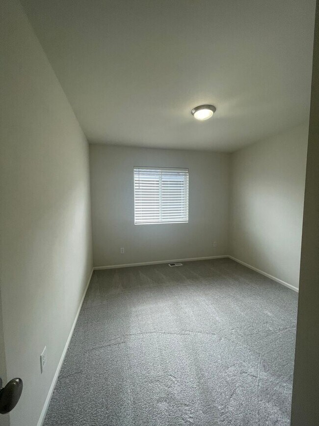 Building Photo - 4 bedrooms + BONUS ROOM And 2.5 baths Tumw...
