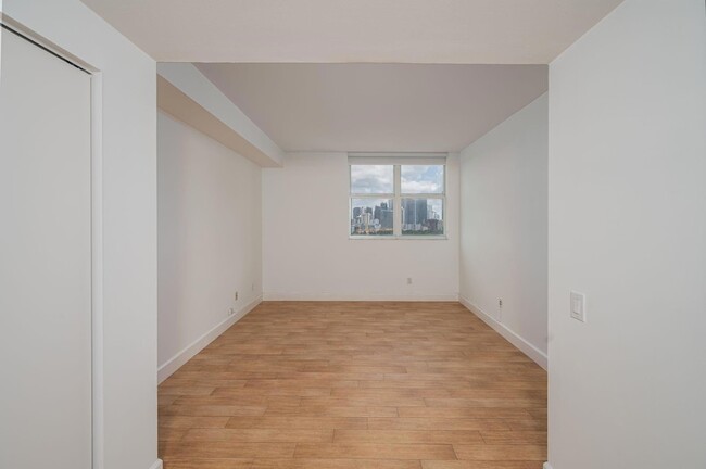 Building Photo - 2475 Brickell Ave
