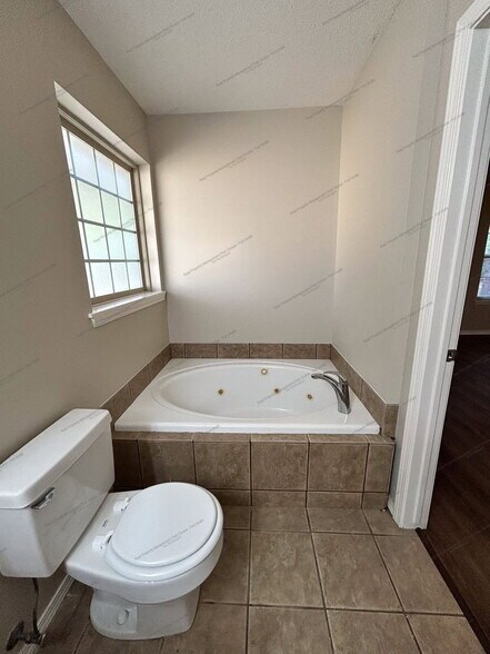 Building Photo - 1475 E Gate Dr