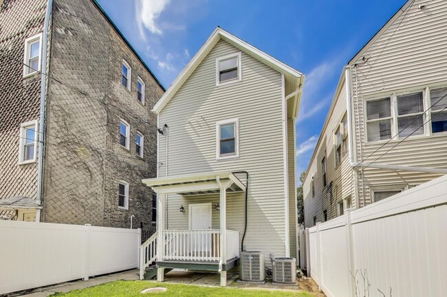 Building Photo - 3043 N Monticello Ave