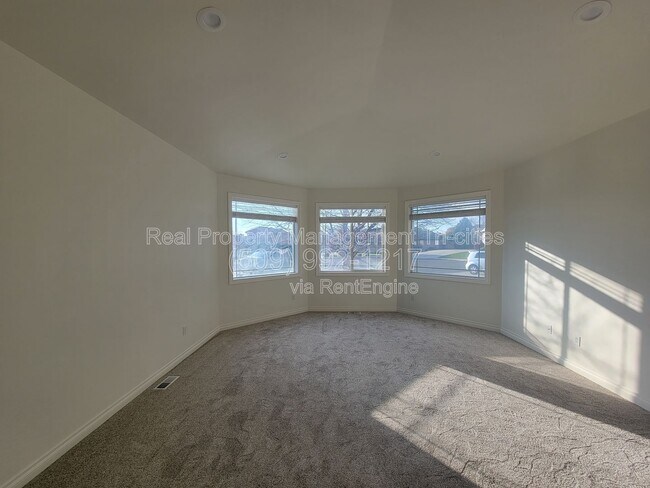 Building Photo - 4000 W 34th Ct