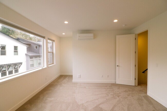 Building Photo - 4bd/3ba Newcastle House