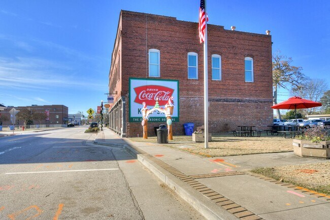 Building Photo - 164 N Louisville St