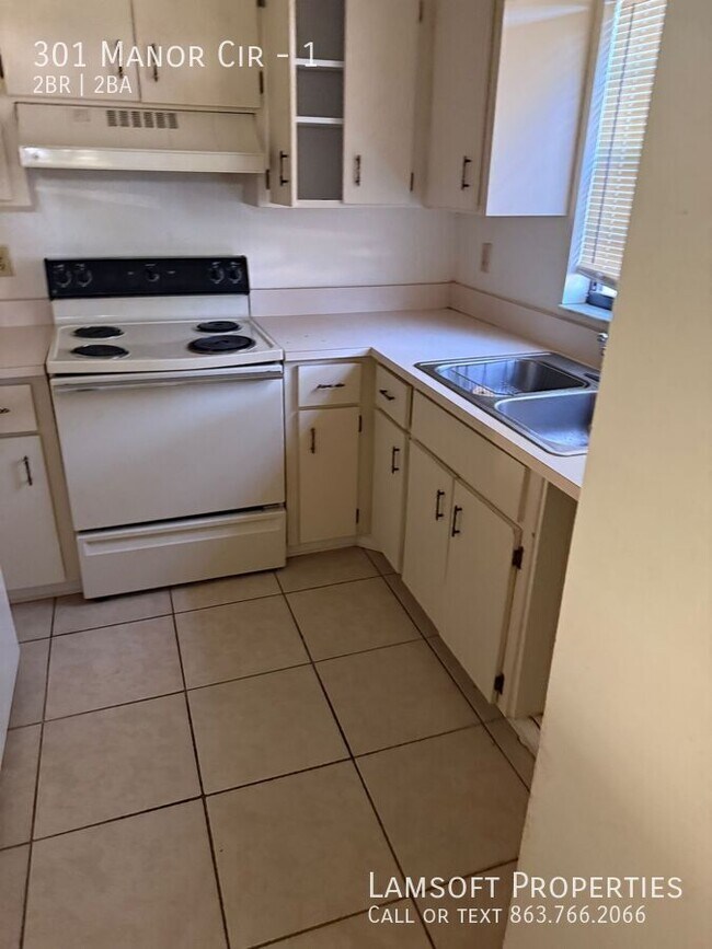 Building Photo - 301 Manor Cir
