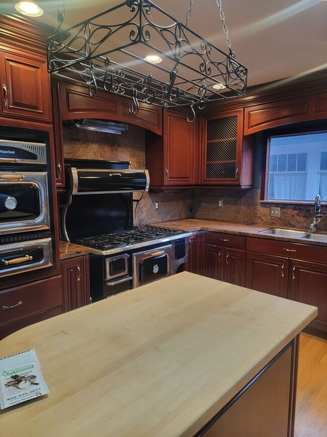 Building Photo - Gorgeous Tudor in Tacoma's North Slope Area