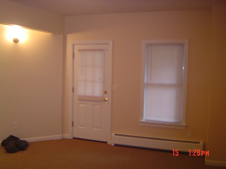 Building Photo - 302 Silver St