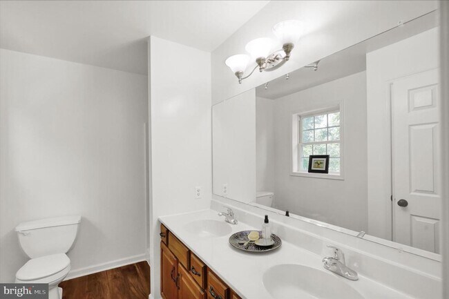 Building Photo - 3 Bed 3 Bath Updated Townhouse In Lititz