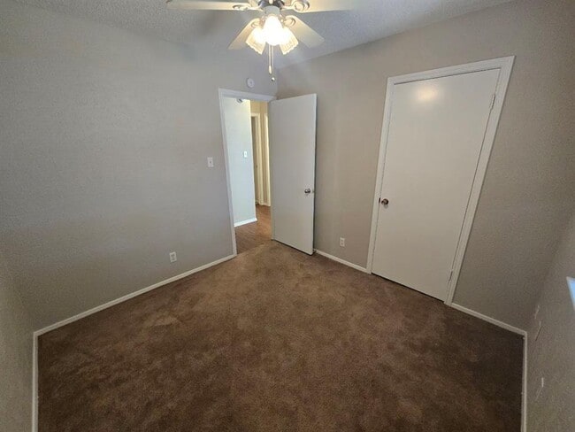 Building Photo - 702 Live Oak Dr