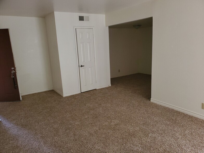 Building Photo - 4981 River Glen Dr