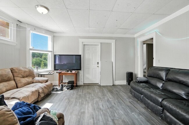 Building Photo - 7 bed/2 bath on Atkinson, Mins. from UC for Only $650/pp ($4,550/mo)!