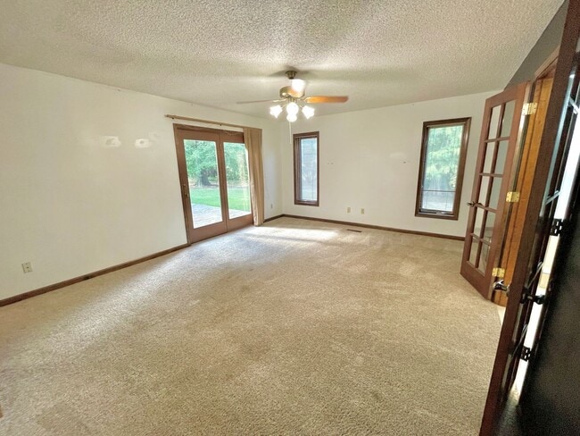 Building Photo - Large 3 bed / 2 bath Available Now!