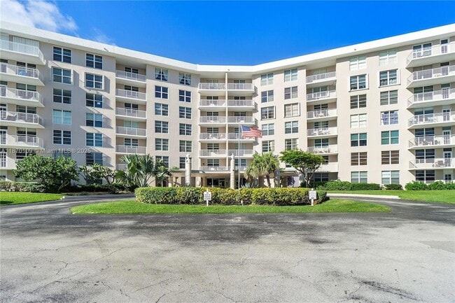 Building Photo - 2851 S Ocean Blvd