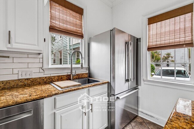 Building Photo - Walkable Downtown Living