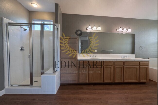 Building Photo - 818 S Apple Ave