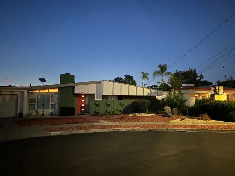 Building Photo - 8418 Encino Ave