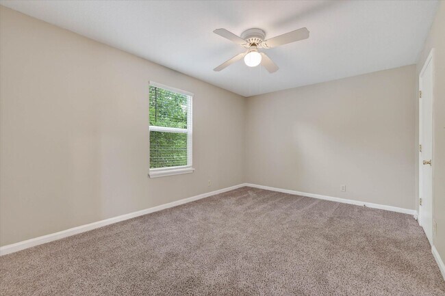 Building Photo - 921 Kingsbury Dr