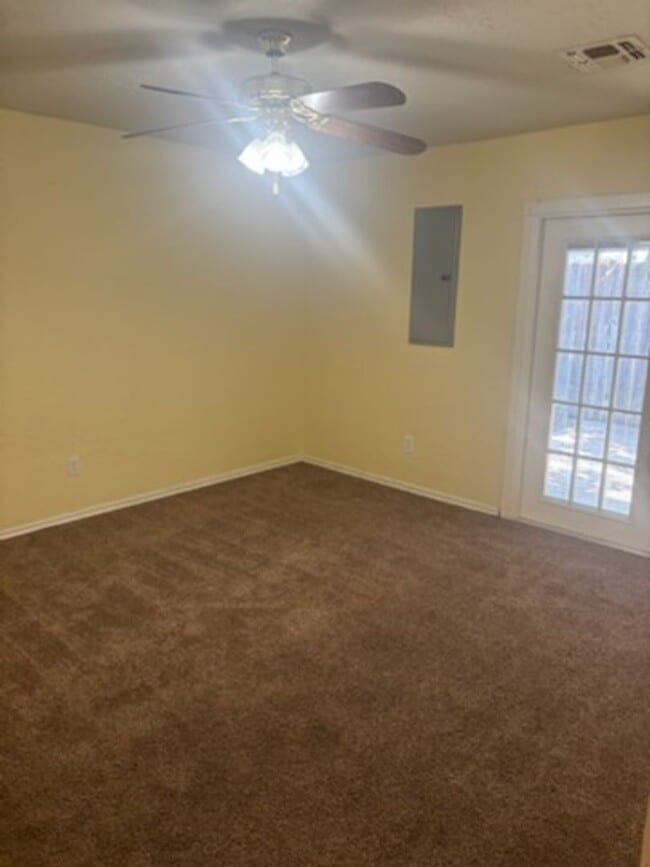 Building Photo - Charming Duplex $450.00 Off the first full Month's rent