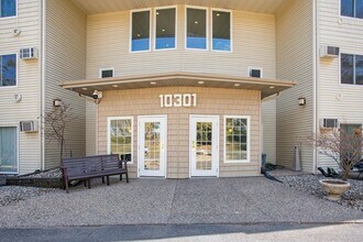Building Photo - Updated 2bd/1ba Condo w/ Pool & Heated Parking!