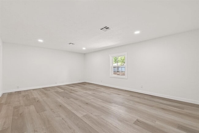 Building Photo - 815 Brooks Ave