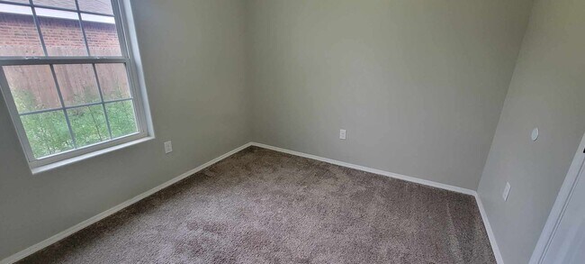 Building Photo - Beautiful property with granite countertops!