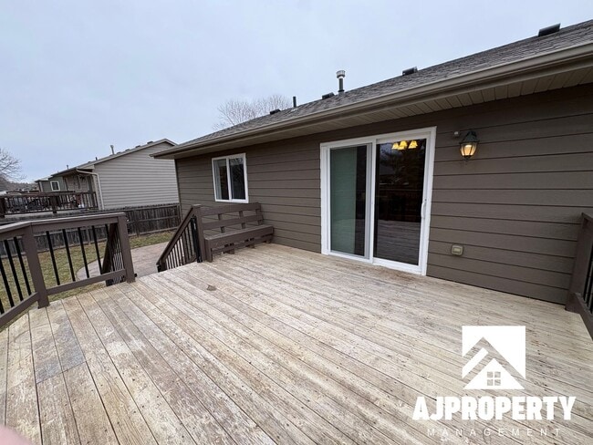 Building Photo - 5509 S Sarmar Ave